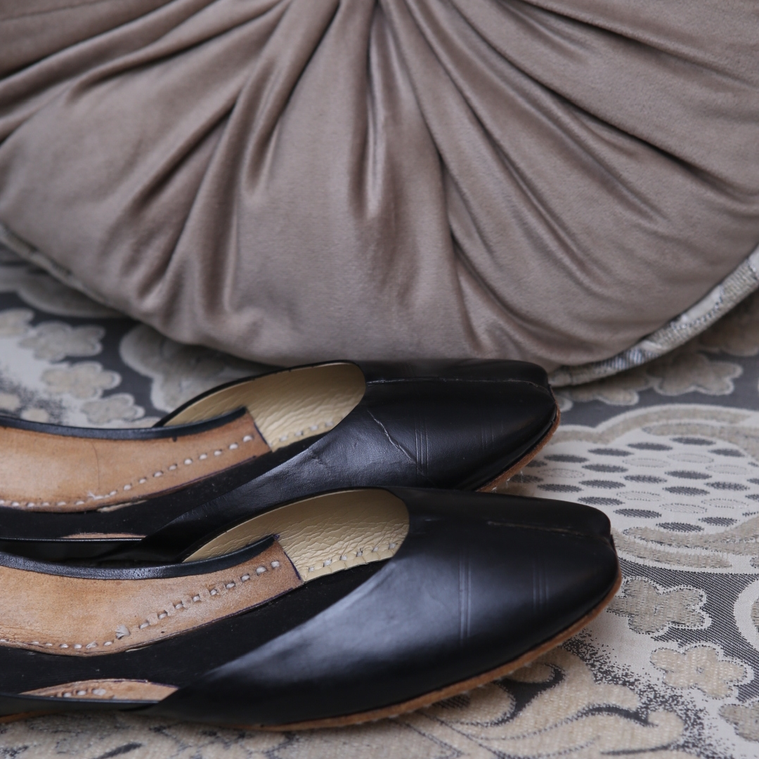 Black Simple Leather Khussa