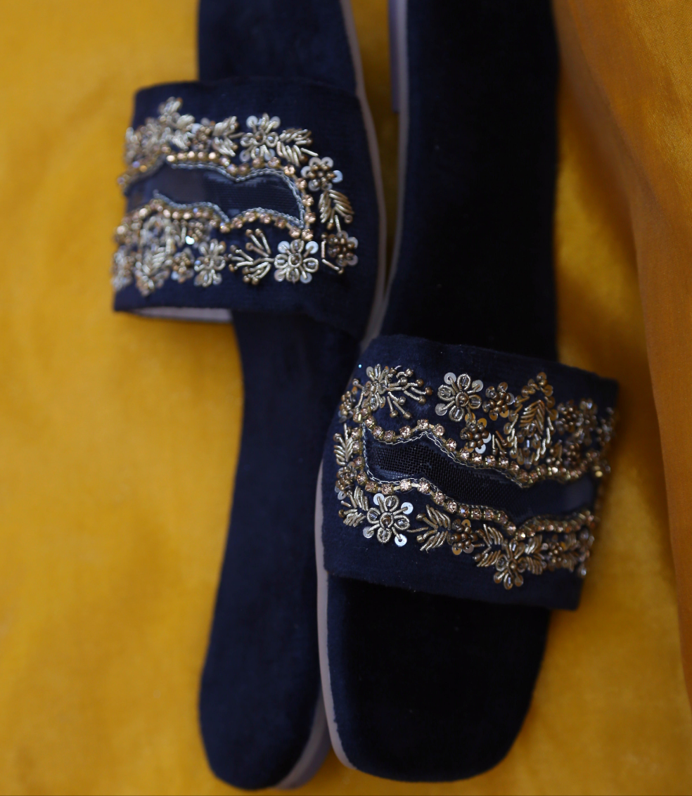 Zarreen Sliders (Black)