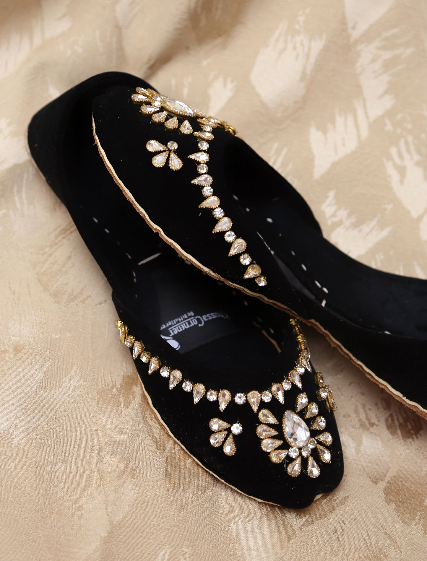 Absaara (Black)