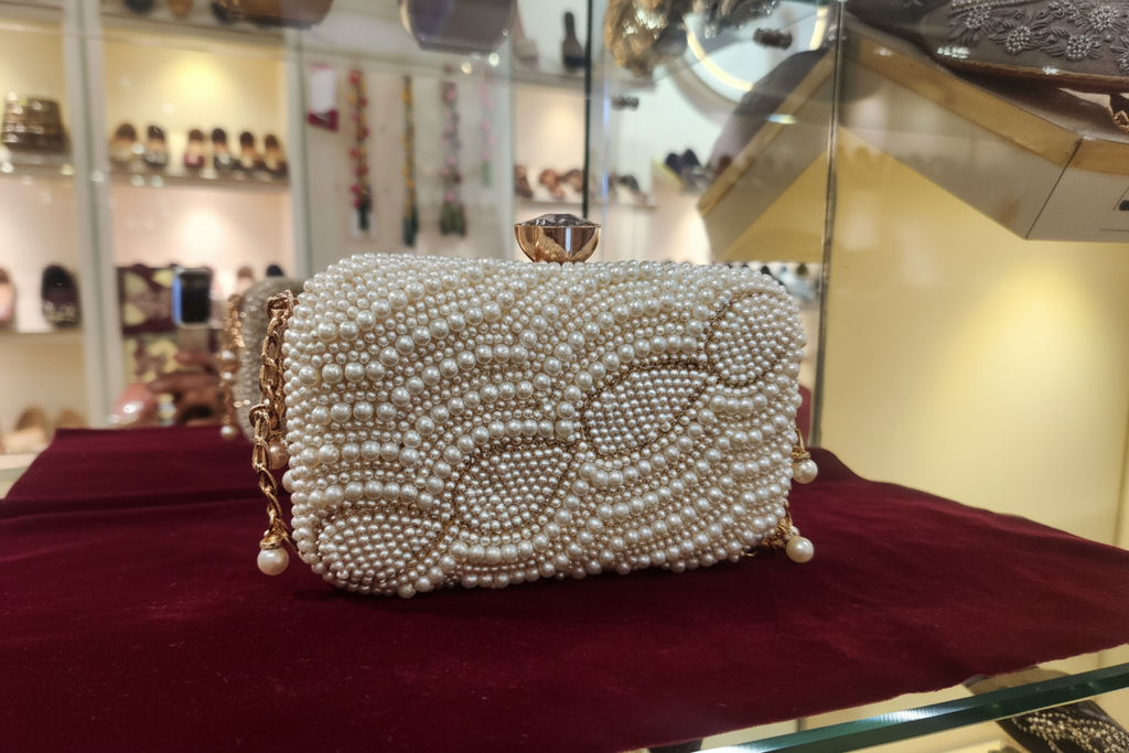 Pearl Clutch (White Box)